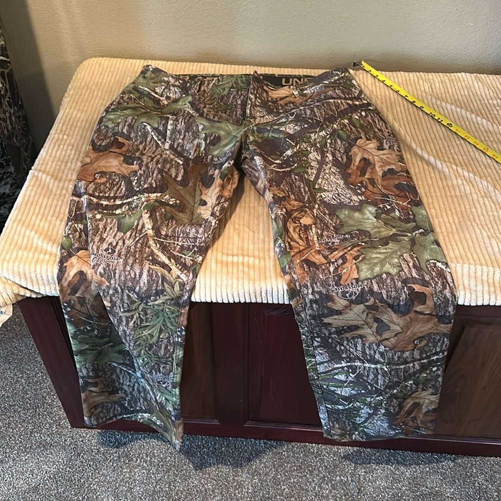 Men’s 40x34 camo Ustorm pants.